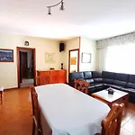 Villa De Una Planta Con Piscina, Ideal Familias