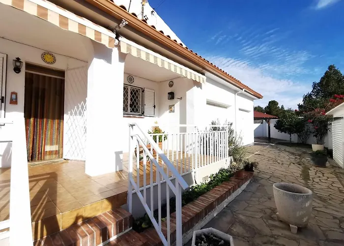 Villa De Una Planta Con Piscina, Ideal Familias