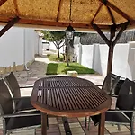Villa De Una Planta Con Piscina, Ideal Familias
